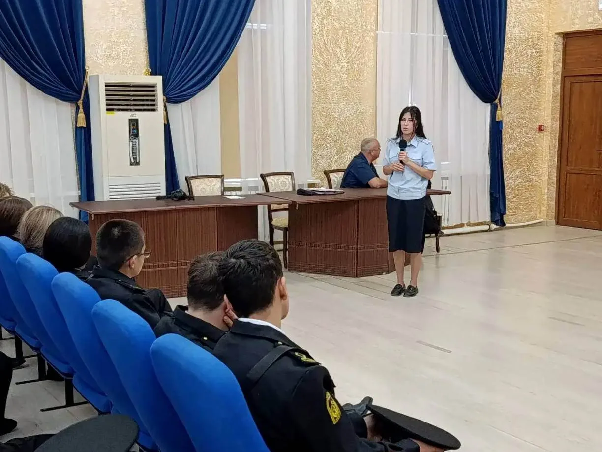 Транспортные полицейские напомнили астраханским курсантам правила безопасности на желез...