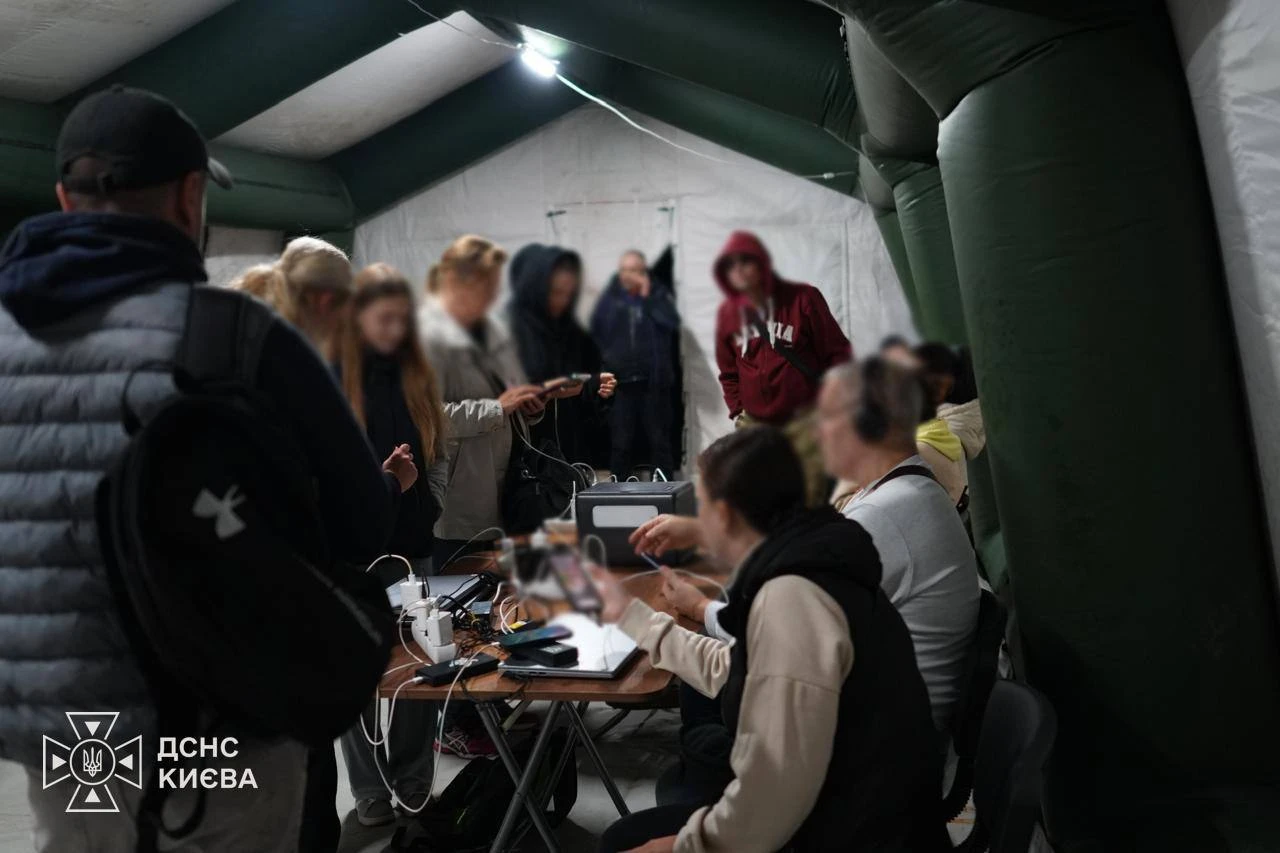 В Киеве опять появились палатки "несокрушимости". Там можно несокрушимо зарядить телефо...