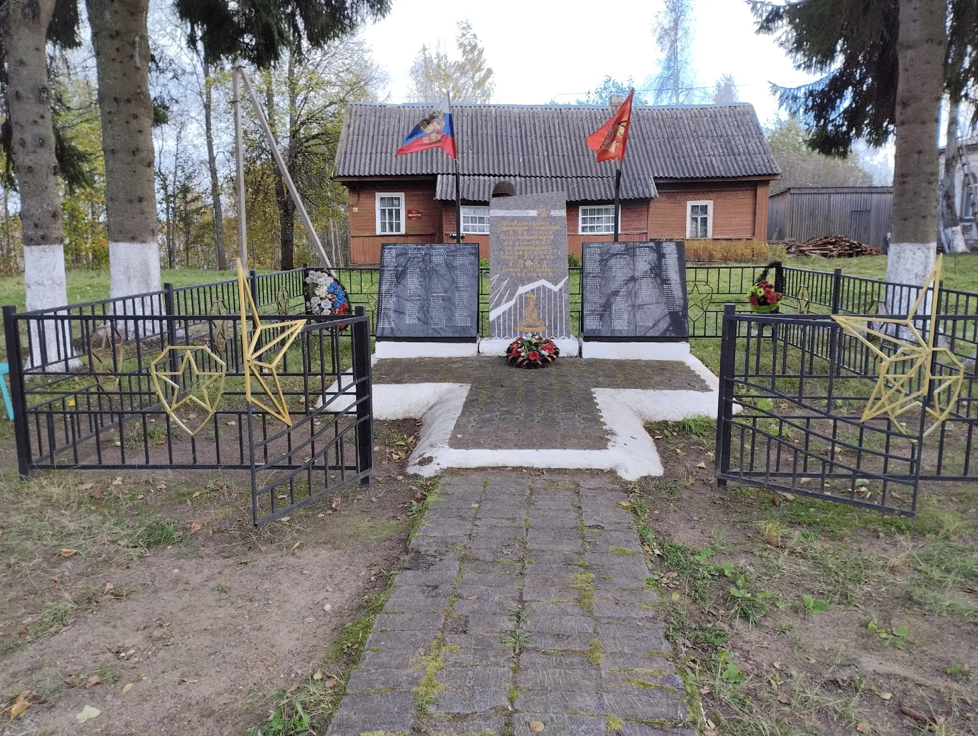 Сегодня наш отряд «Содружество Юность» снова в деле! Надели перчатки, взяли грабли и вы...
