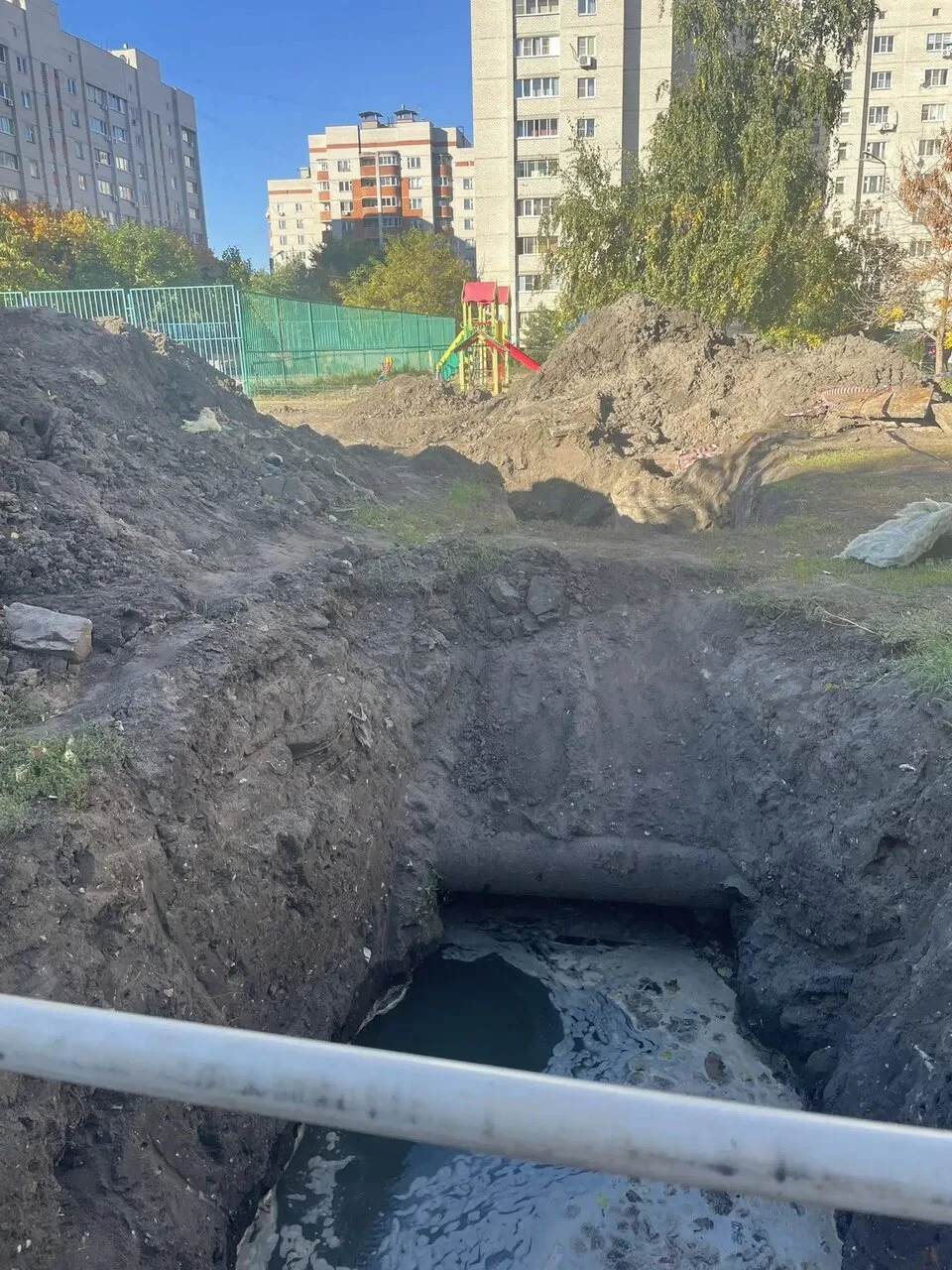 На ул. Урывского между домами 5 и 9 уже несколько месяцев никто ничего не делает!!!! Го...