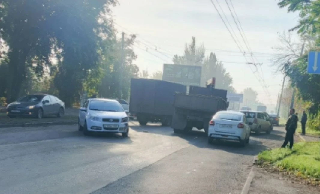 Западный район встал в пробках после аварии с пятью машинами