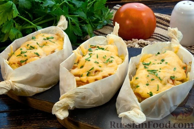 Картофель с курицей и помидорами, запечённые в пергаменте
