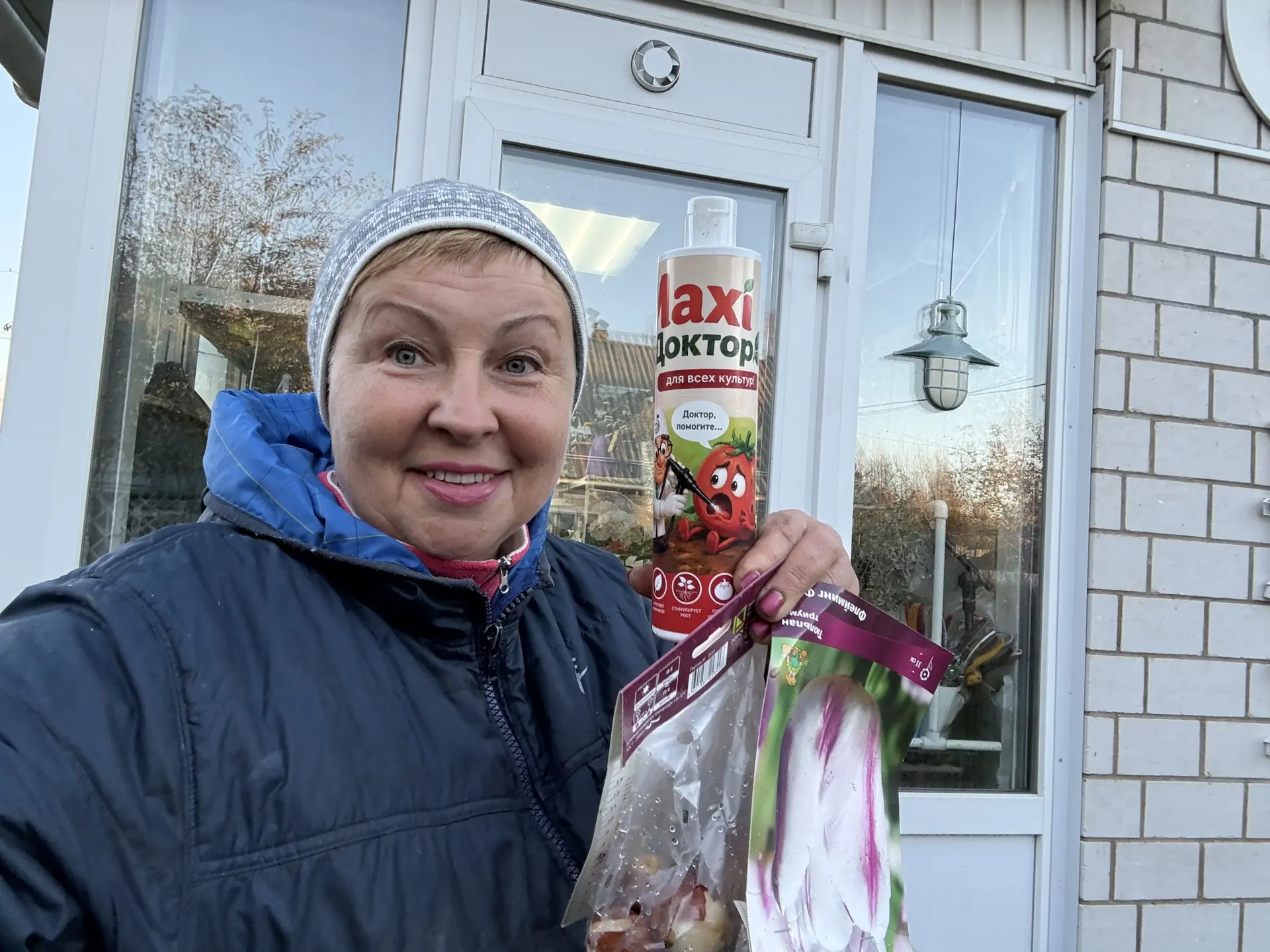 И в саду, и в огороде есть еще работа- вот огурцы у меня до сих пор росли.