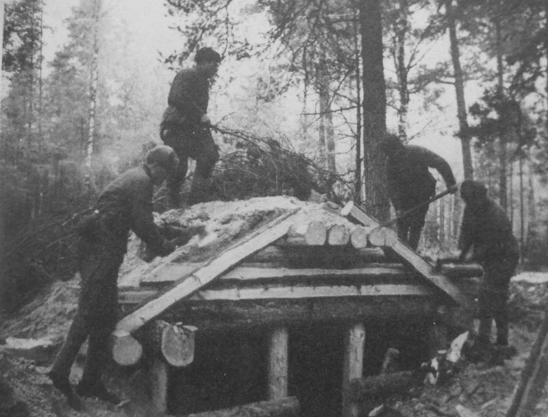 Советские военнослужащие строят блиндаж.