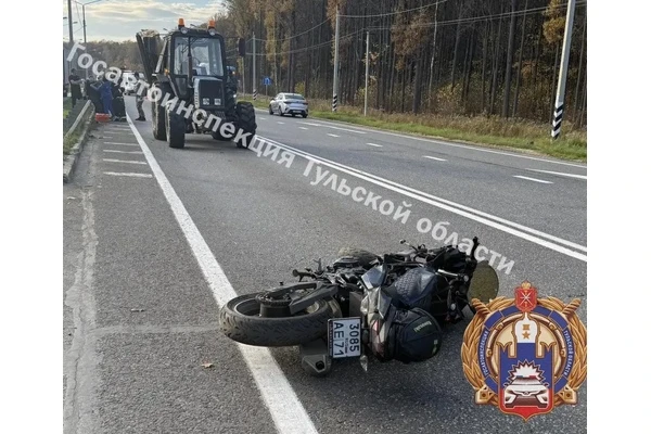 Двойной удар под Веневом: два мотоцикла по очереди врезались в трактор на трассе «Золот...