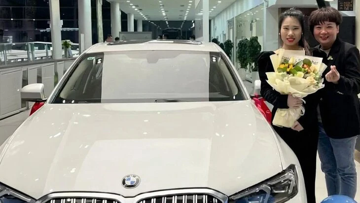 В Китае начальница подарила работягам BMW, чтобы они не мерзли по дороге на работу.