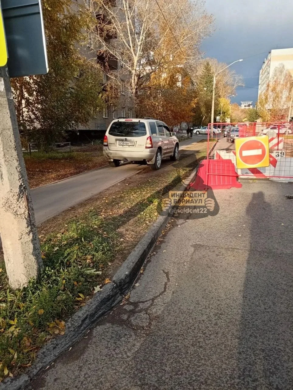 🚗 В Барнауле водители объезжают ремонт дороги по тротуару, подвергая пешеходов опасности