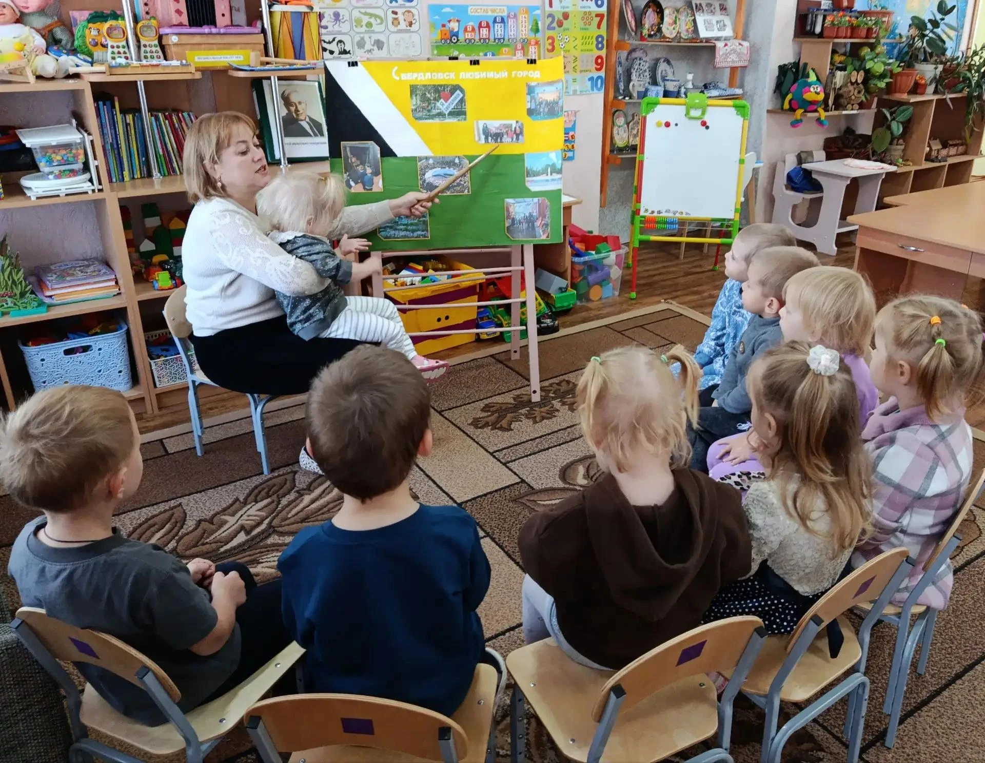 🏙️ В нашей младшей группе прошла особенная беседа, посвящённая любимому городу — Сверд...