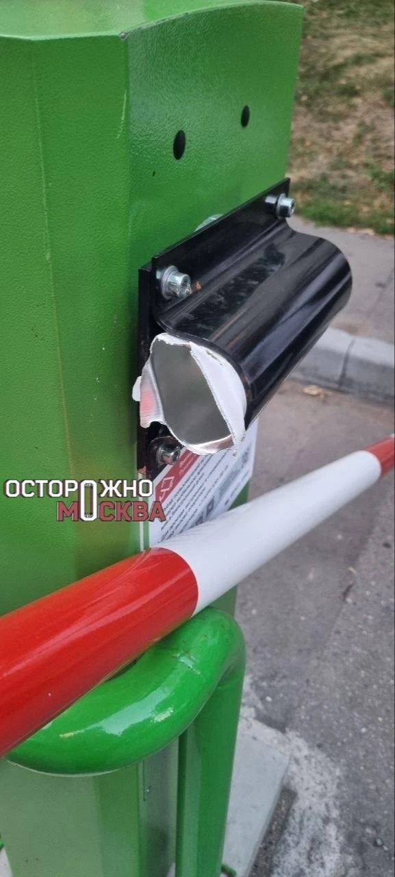 Родители учеников дорогой частной школы ломают и объезжают по газонам шлагбаумы, чтобы ...