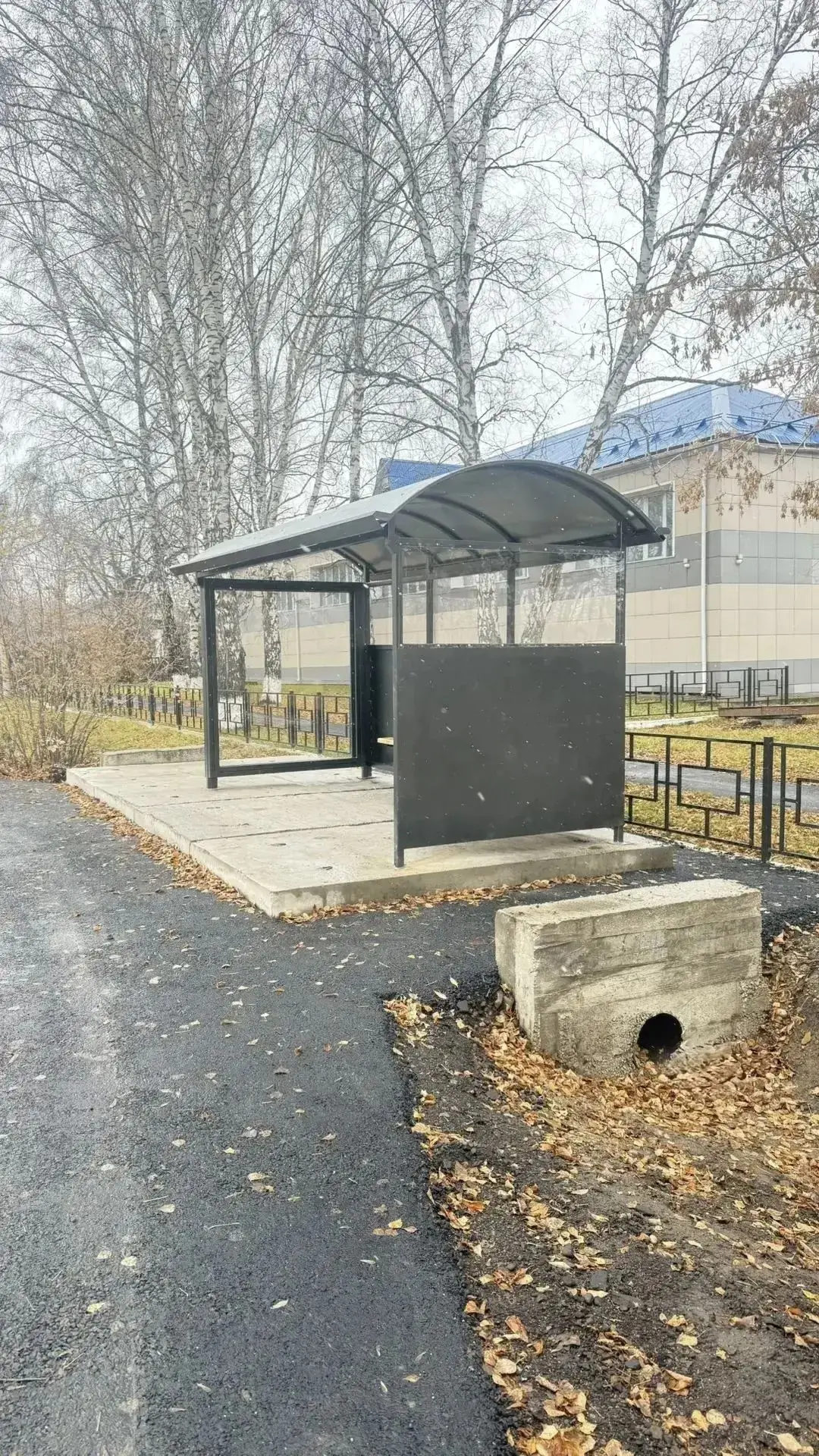 Сегодня в Тайшете около дома культуры «Юбилейный» установили новый остановочный павильон.
