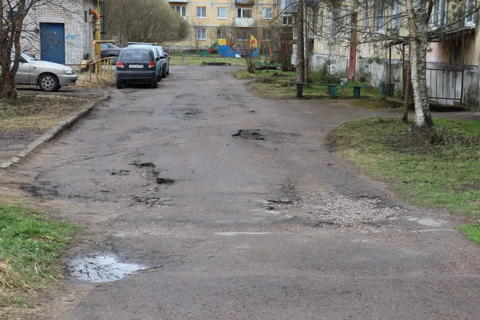 В городском поселка Мга открылась обновленная дворовая территория у дома № 11 по ул. Ма...