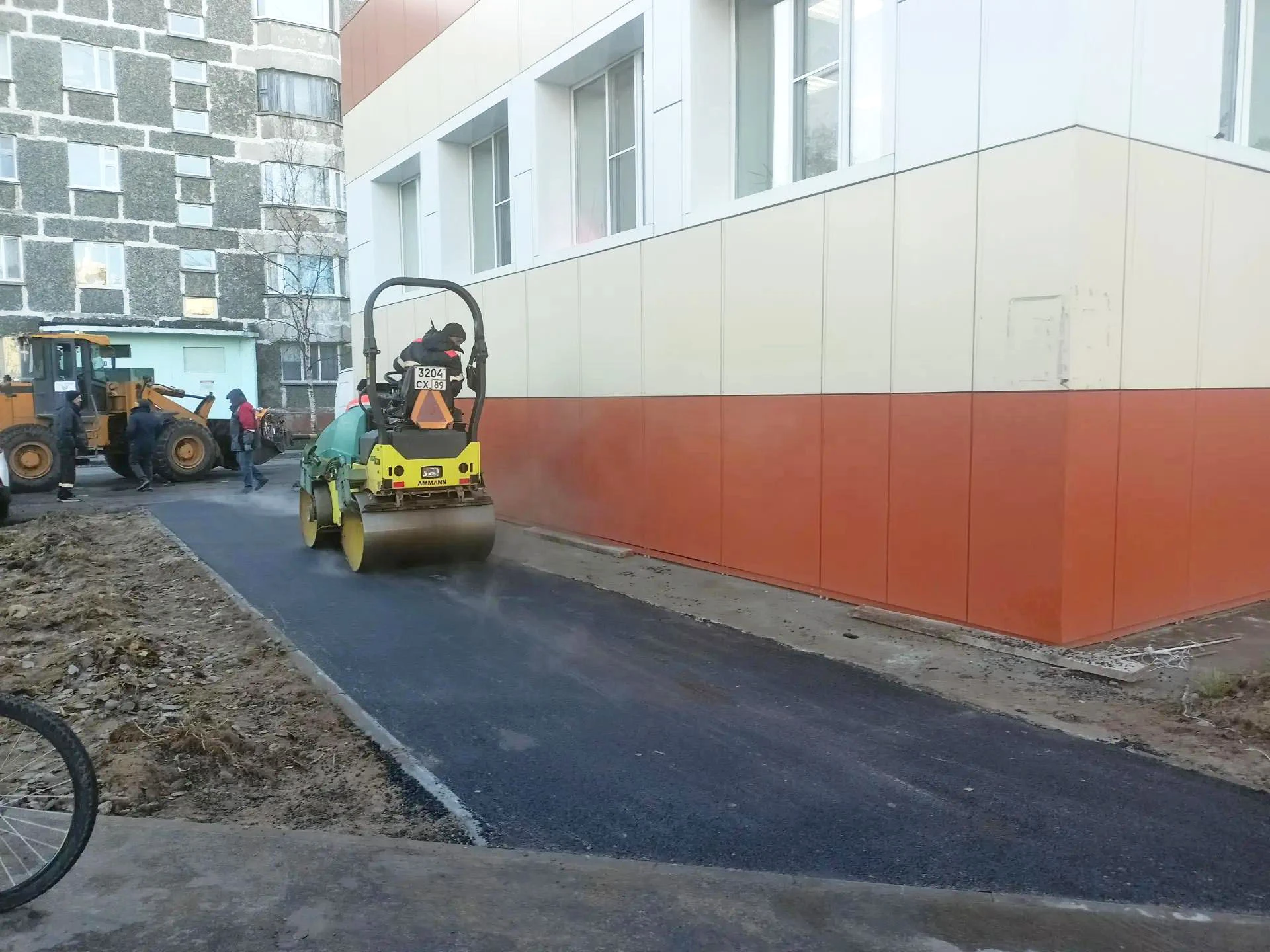 👷‍В районе домов 23 и 25 по улице Зверева обновлён участок пешеходной тропы: теперь зд...
