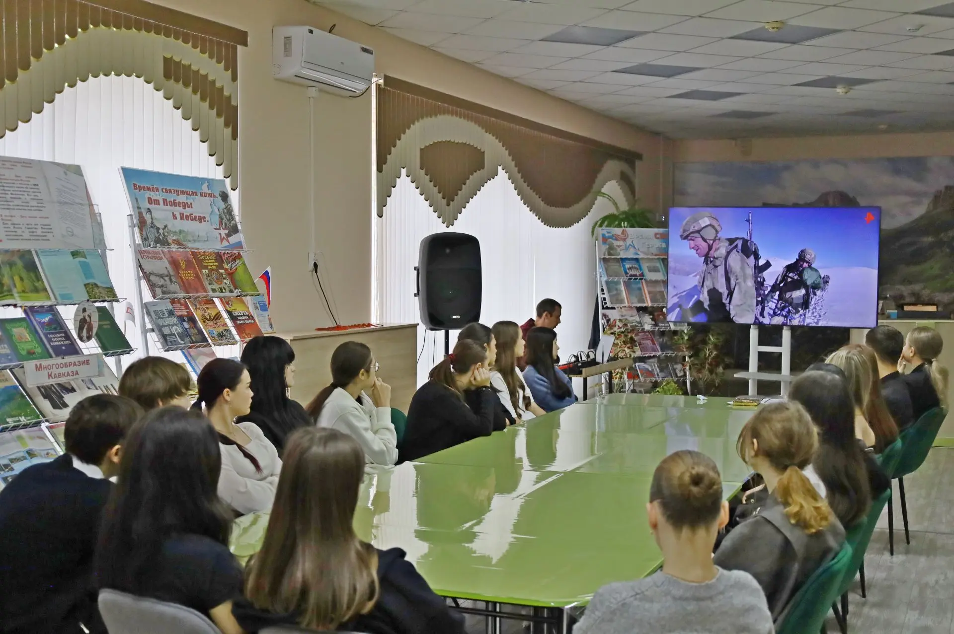 📝В Мостовской поселковой библиотеке для учащихся МБОУ СОШ № 2 состоялся урок мужества,...