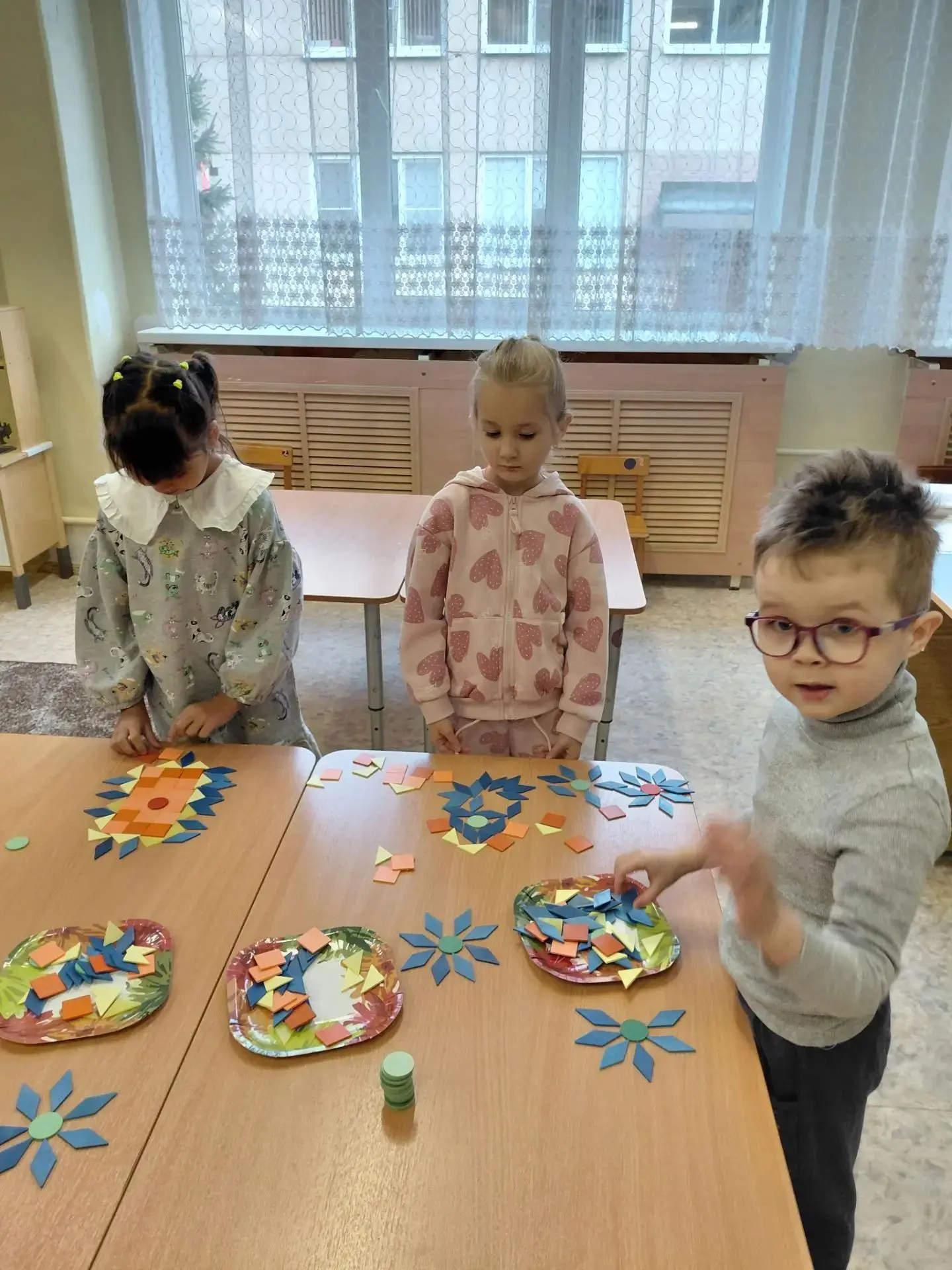 Пока ещё раннее утро... Детей совсем мало. Но те, кто уже пришёл с большим увлечением с...