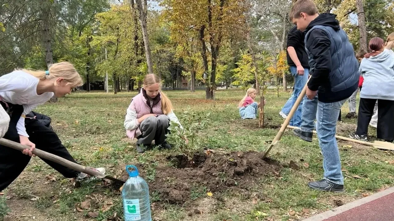 В Новочеркасске прошла акция по озеленению городского парка
