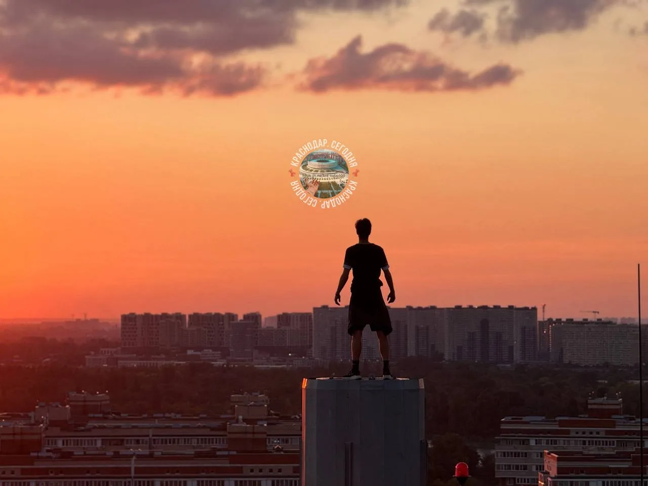 Опасные игры на высоте. Подростки лазят по крышам в Краснодаре