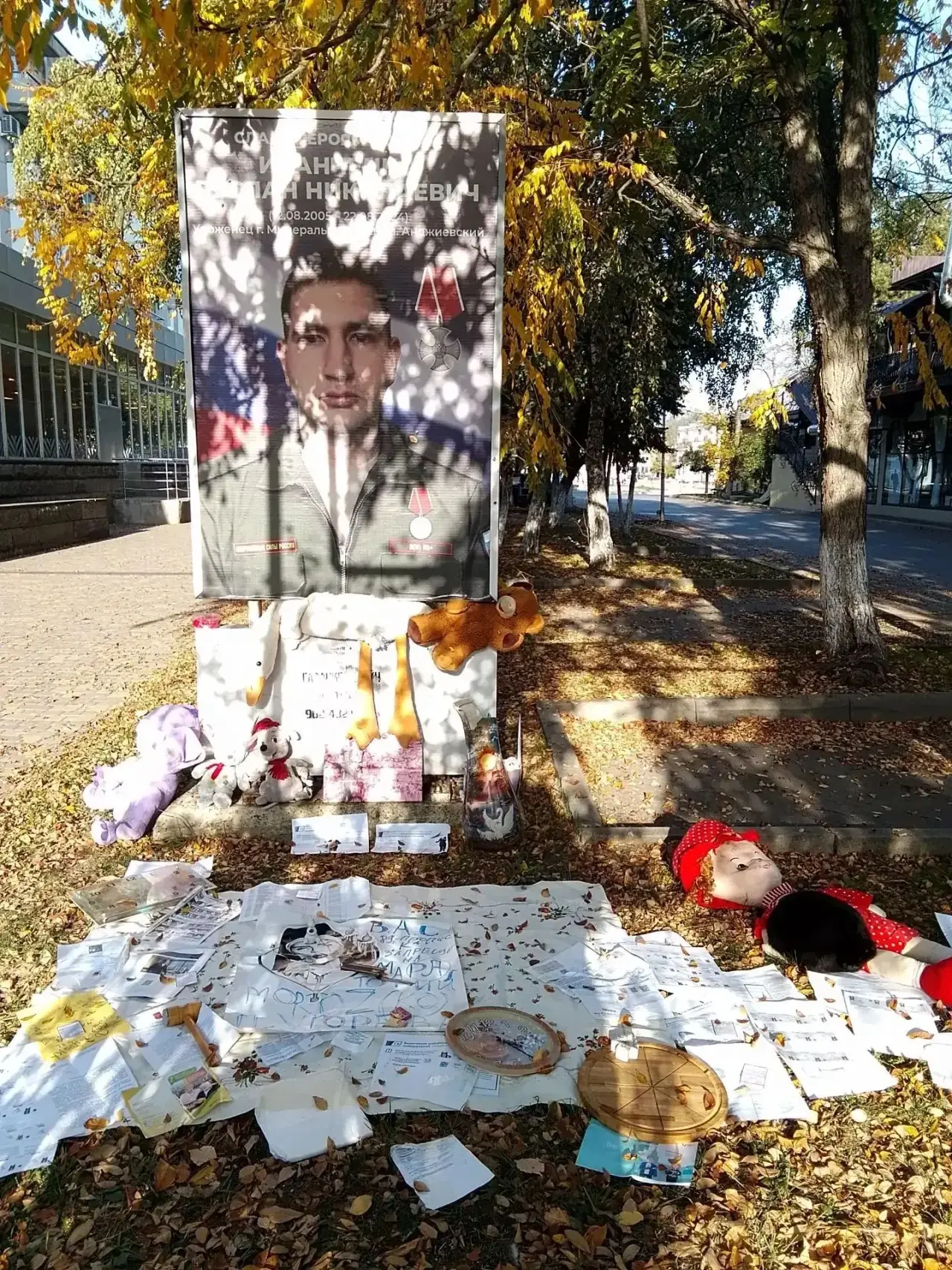Возле Пятерочки, по Карла Маркса, неизвестные сделали немыслимое, возле фото погибшего ...