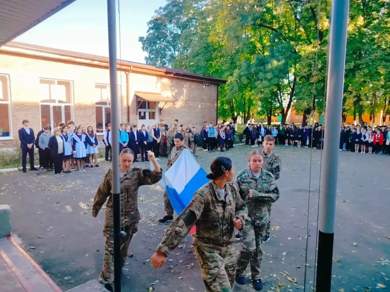 Сегодня понедельник и, как всегда, новую неделю мы начинаем с исполнения гимнов.