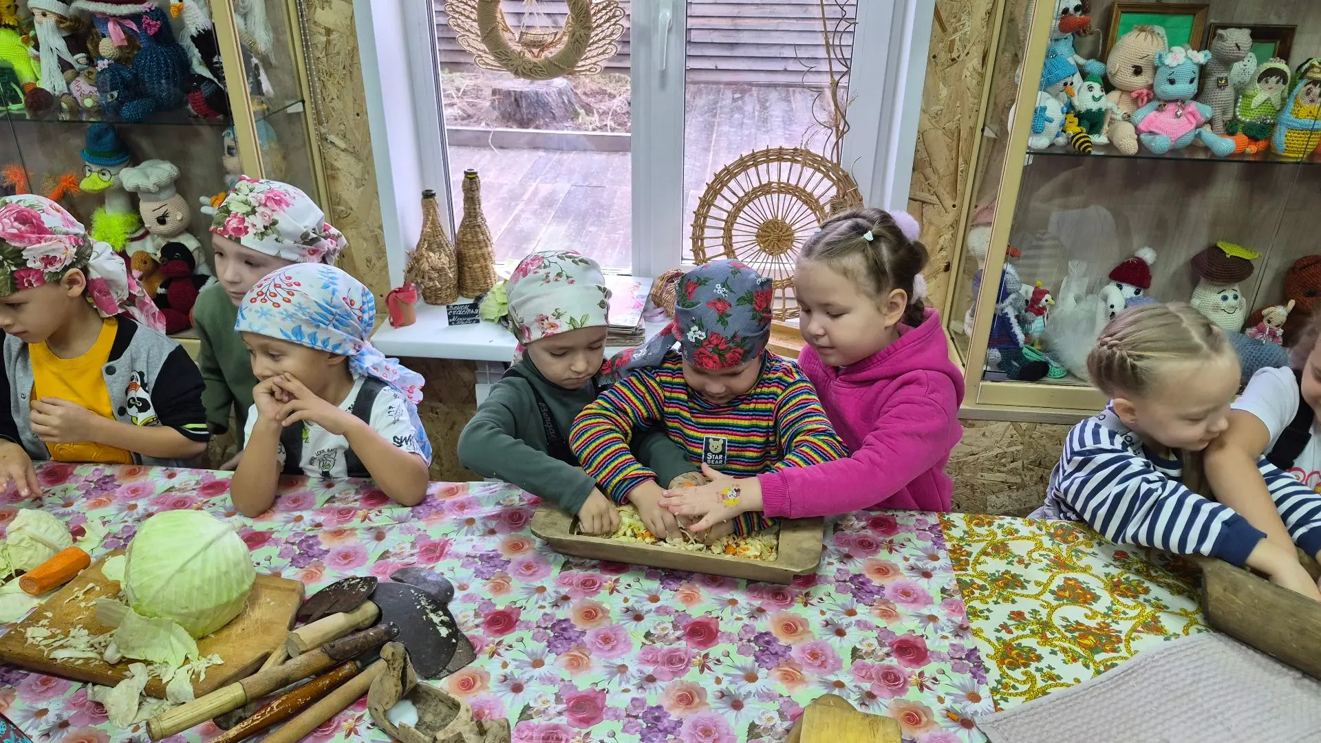 А мы всё рубим да рубим капусту!