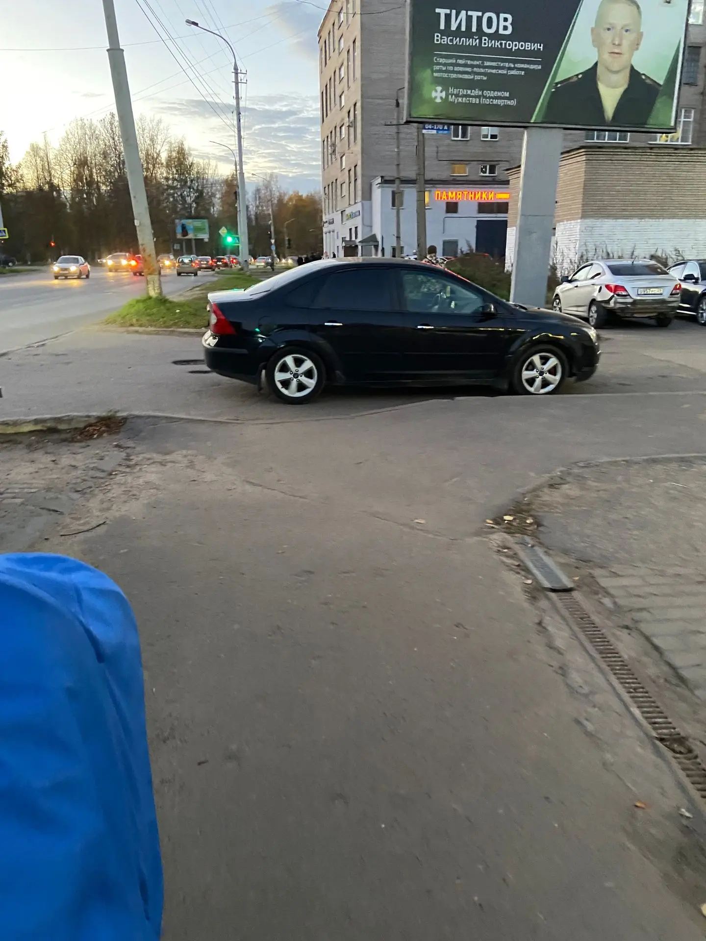 Ну как можно так парковаться?