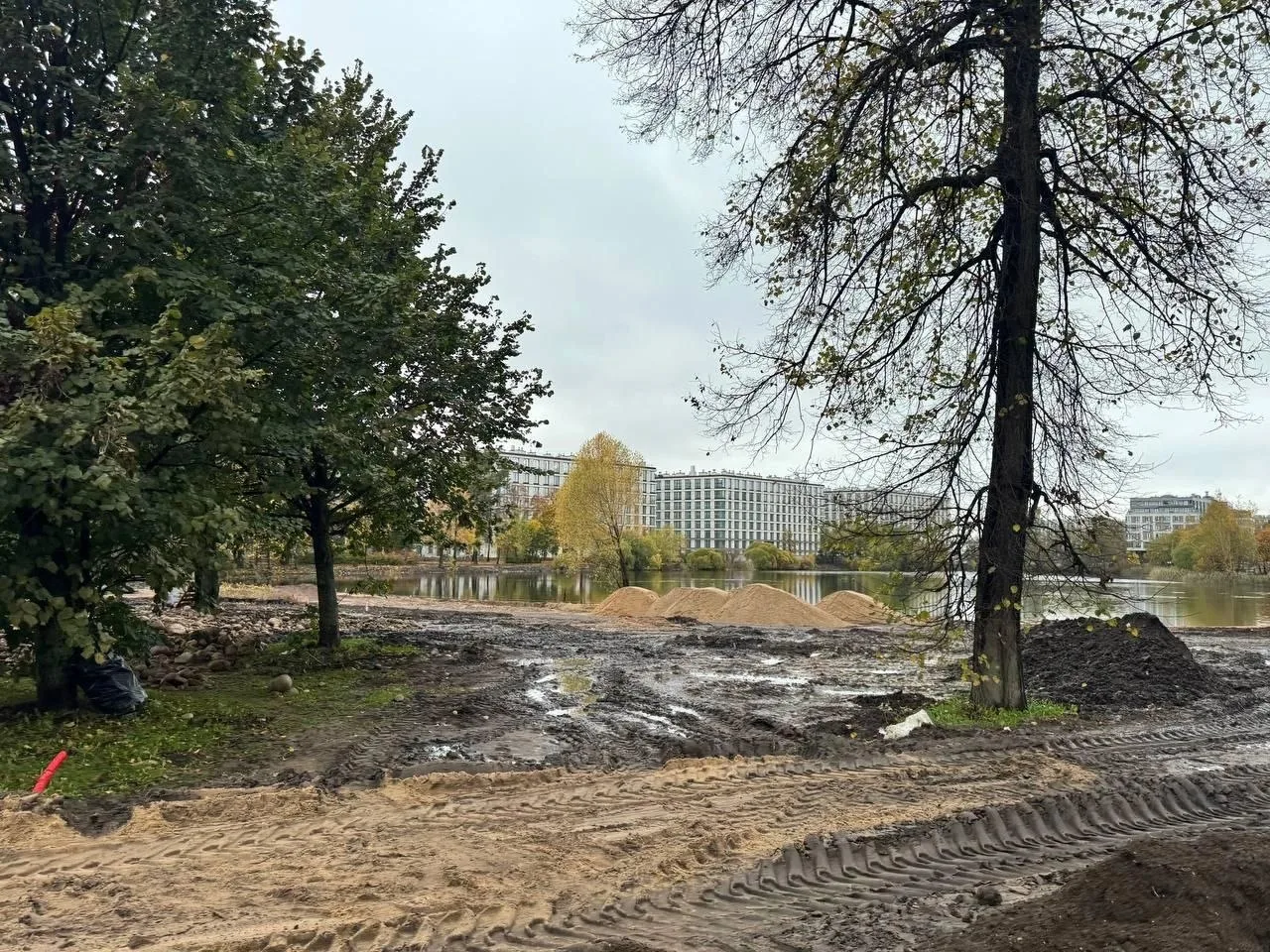 Петровский парк за четыре дня до окончания работ выглядит незавершённым.