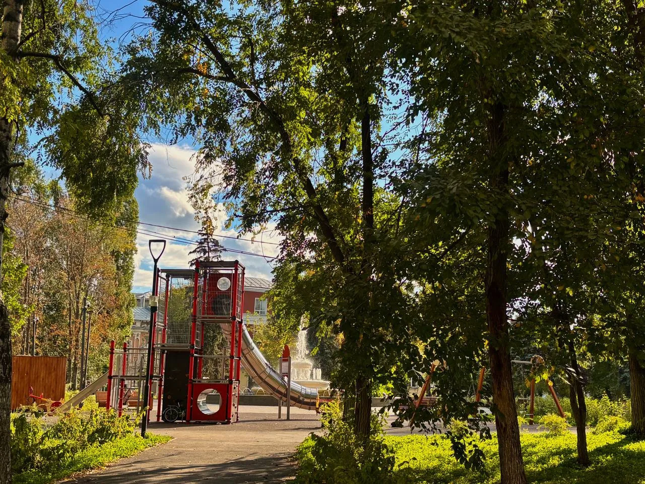 💚Яркая зелень, цветы и уютные виды района.