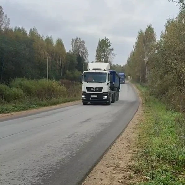 Грузовики продолжают разбивать дороги Александровского округа — теперь предлагают камер...