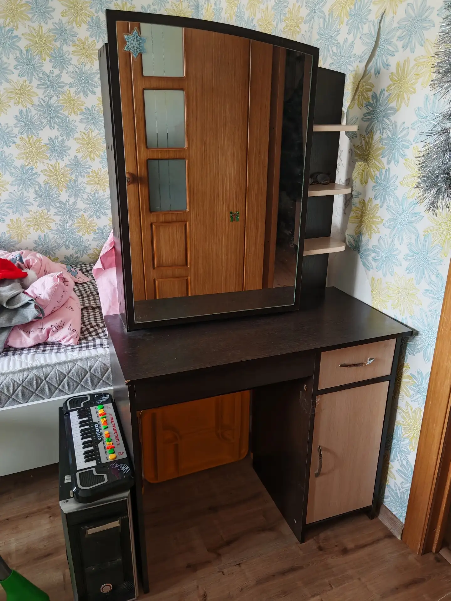 Отдам туалетный столик. Крепкий. Дефекты на фото. Размер Ш 85 В 150 Г 43. Самовывоз