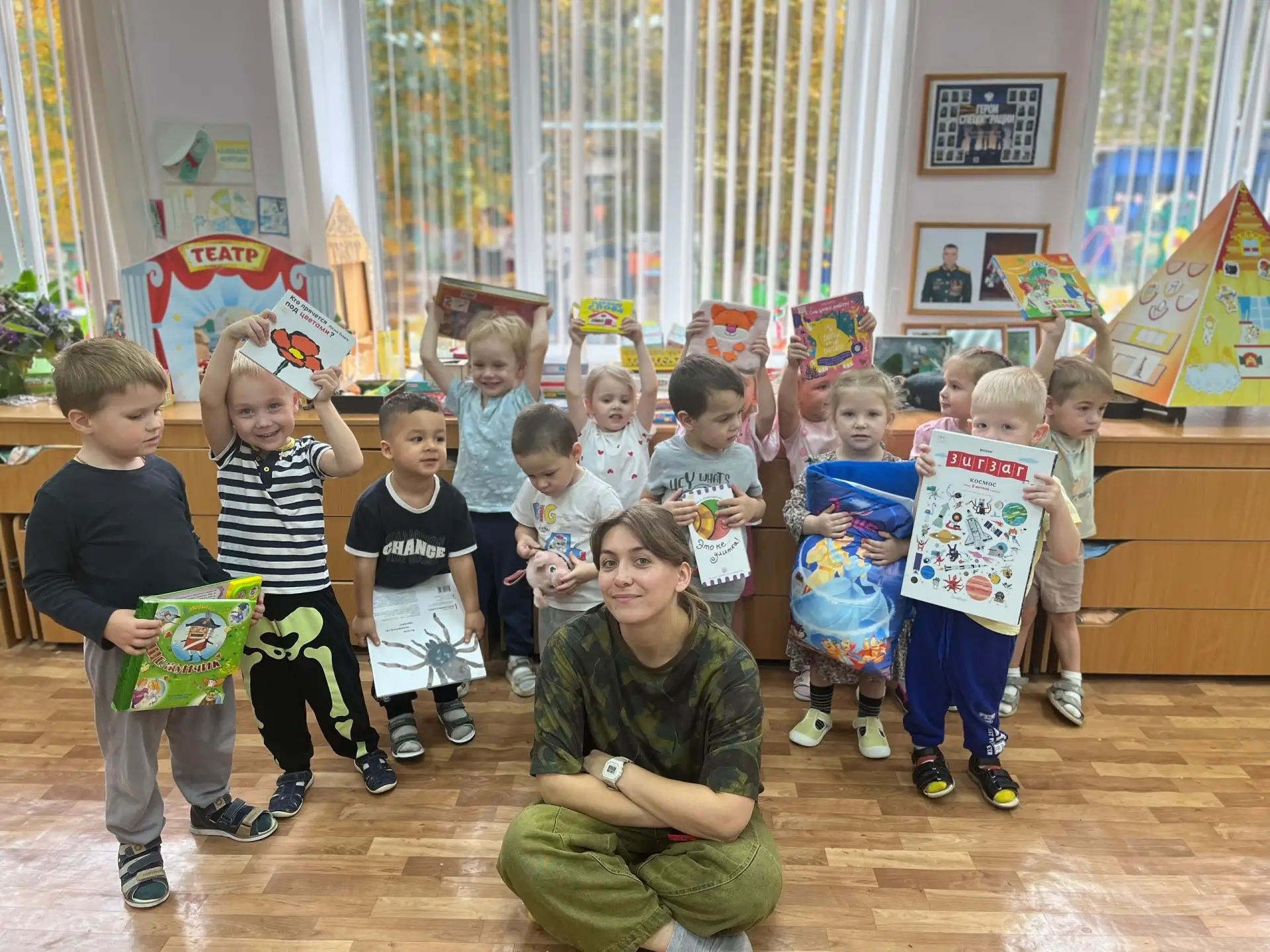 🎉 Волшебный книжный день в младшей группе! 📚 Сегодня в гости к ребятам пришла библиот...