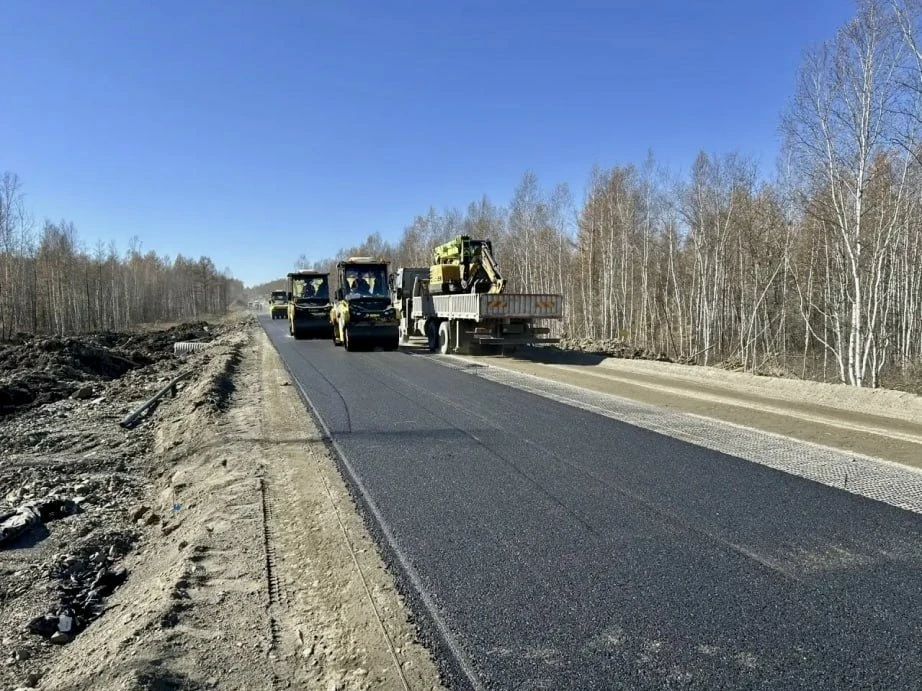 На дороге Селихино — Николаевск-на-Амуре впервые укладывают асфальт вместо гравия. Ремо...
