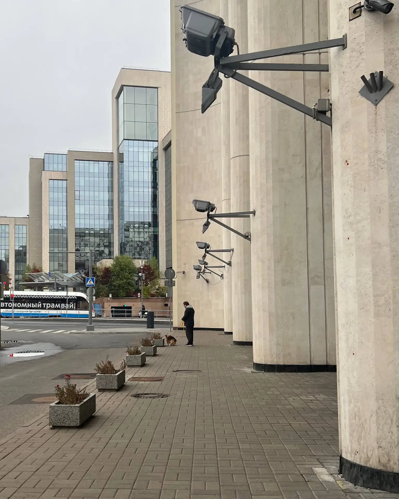 Прекрасная московская архитектурная геометрия и маленькая пасхалка для глазастых😂