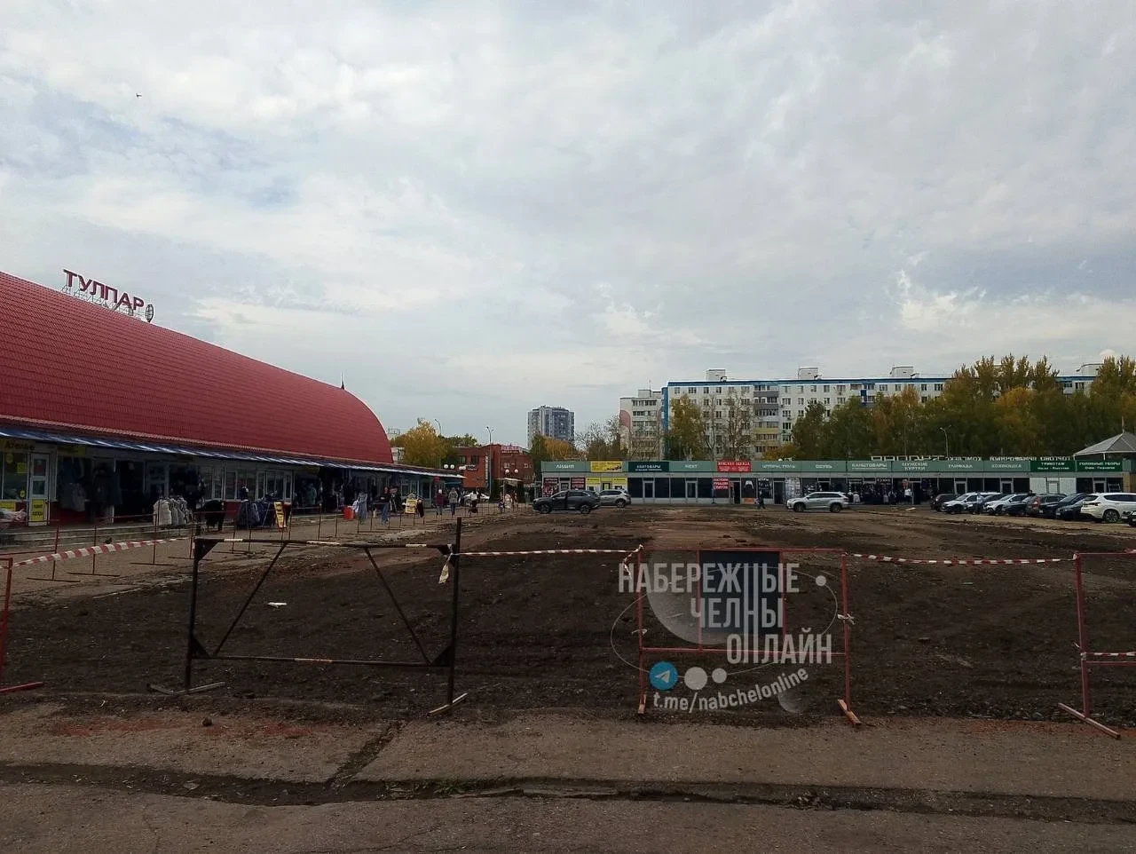 На Автозаводском рынке торговые ряды уступили место парковке