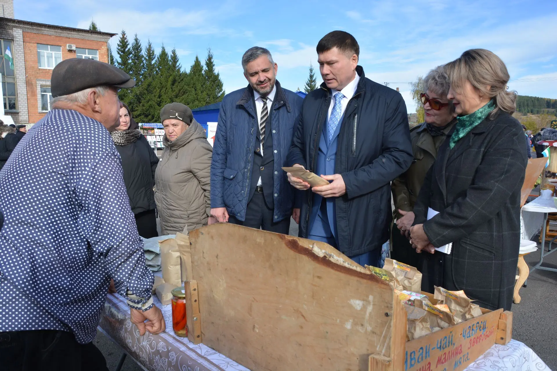 Сегодня площадь имени М. Гафури в селе Красноусольском превратилась в настоящий центр п...