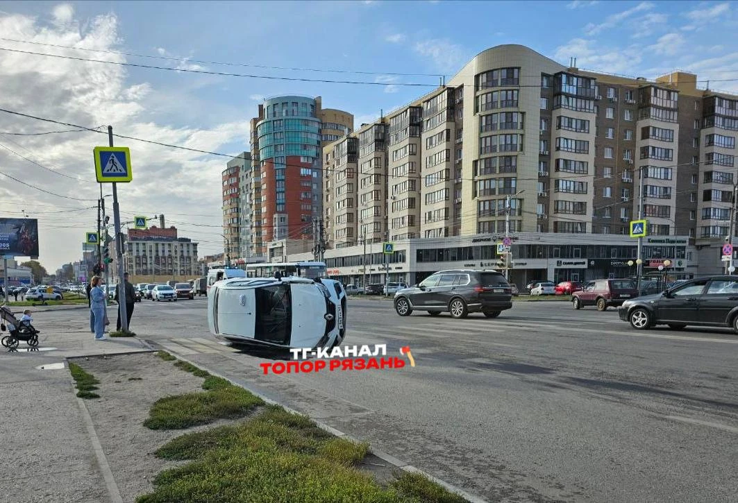 🚗 У ТЦ «Круиз» произошло массовое ДТП с перевёрнутым автомобилем.