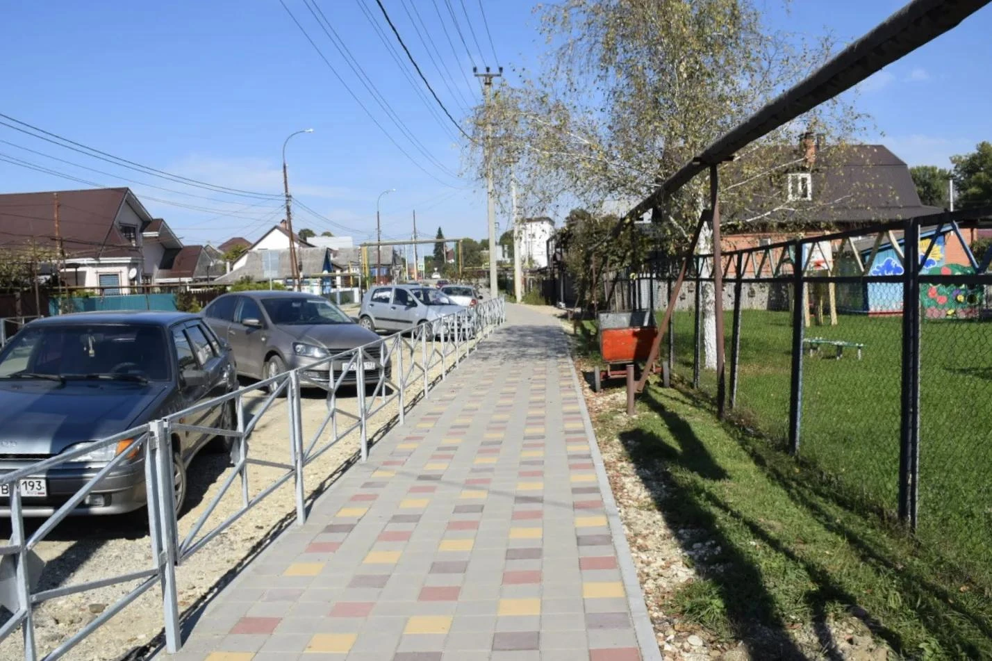 В Апшеронске на улице Зорге появился обустроенный тротуар со светофором и пешеходным пе...