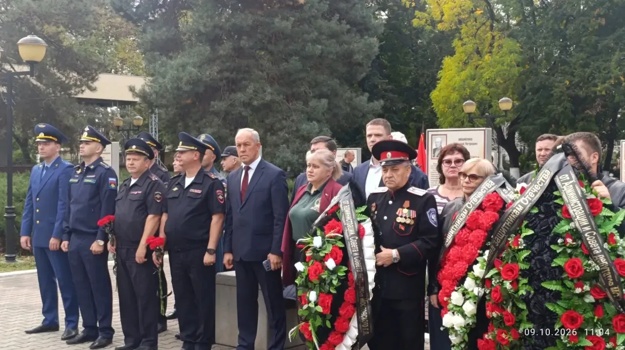 🕯 В Мостовском возложили цветы к мемориалу в память об освободителях Кубани