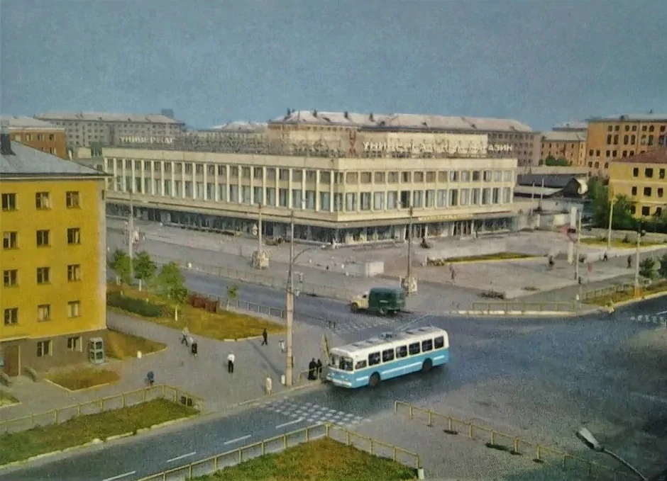 Перекресток Октябрьского и Воровского. Как думаете, какой это год?