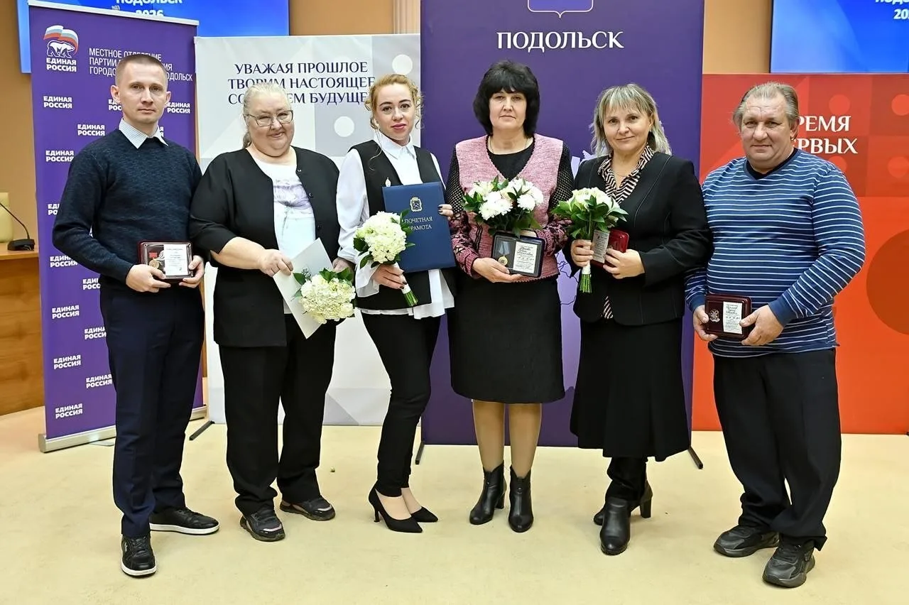 Поздравили сотрудников агропромышленного комплекса и сельского хозяйства.