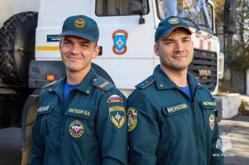 Спасли девушку и сами вытаскивали друг друга: история братьев-пожарных из Корсакова