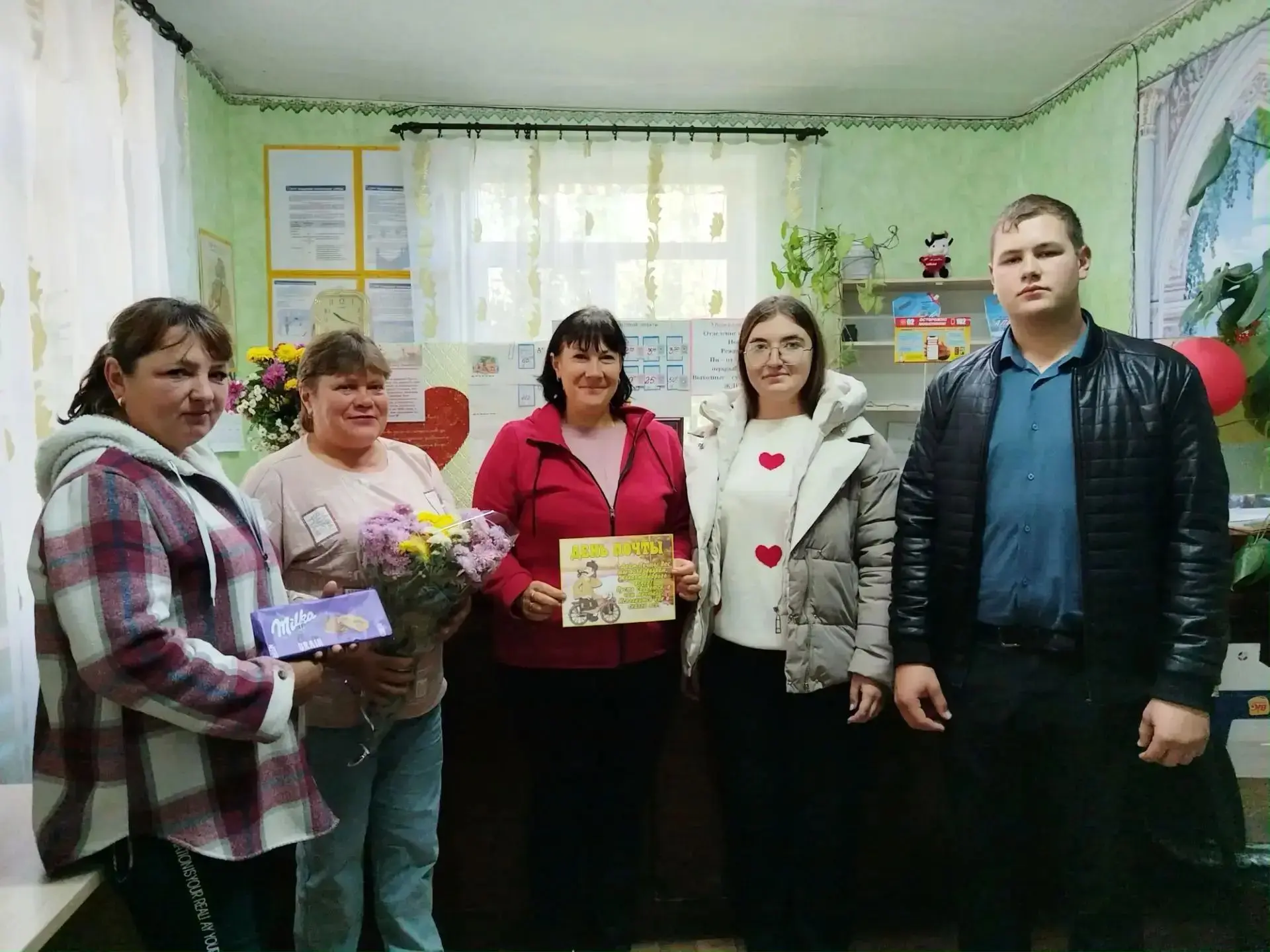 С теплом и благодарностью: наставники 11 класса поздравили работников почты! 📬❤️
