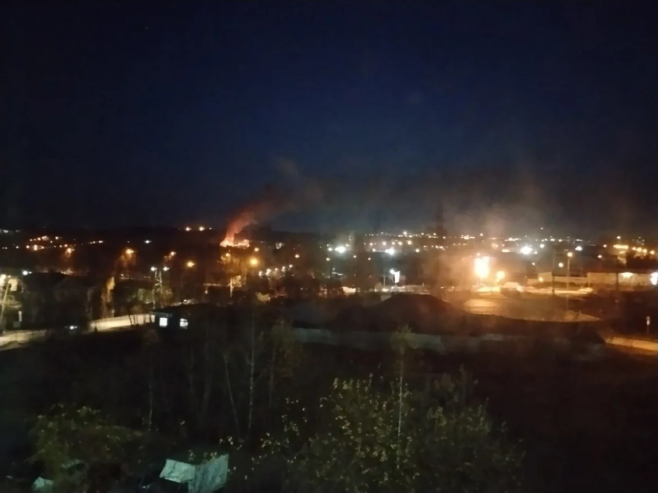 Дым от пожара на Лебяжке дошёл до центра Нижнего Тагила
