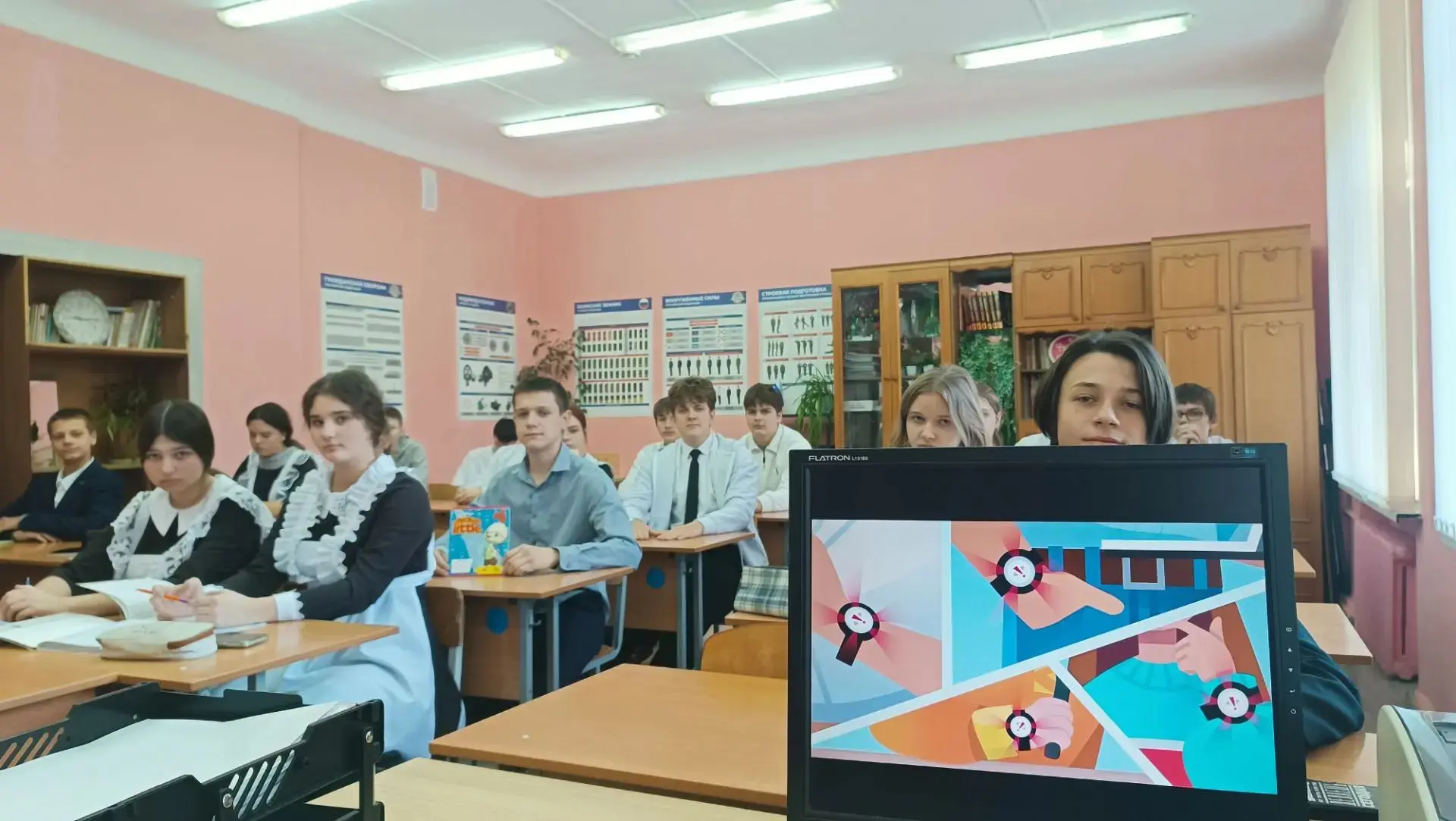 🛡️ В ходе урока ОБЗР прошло занятие по теме «Польза и вред цифрового мошенничества».