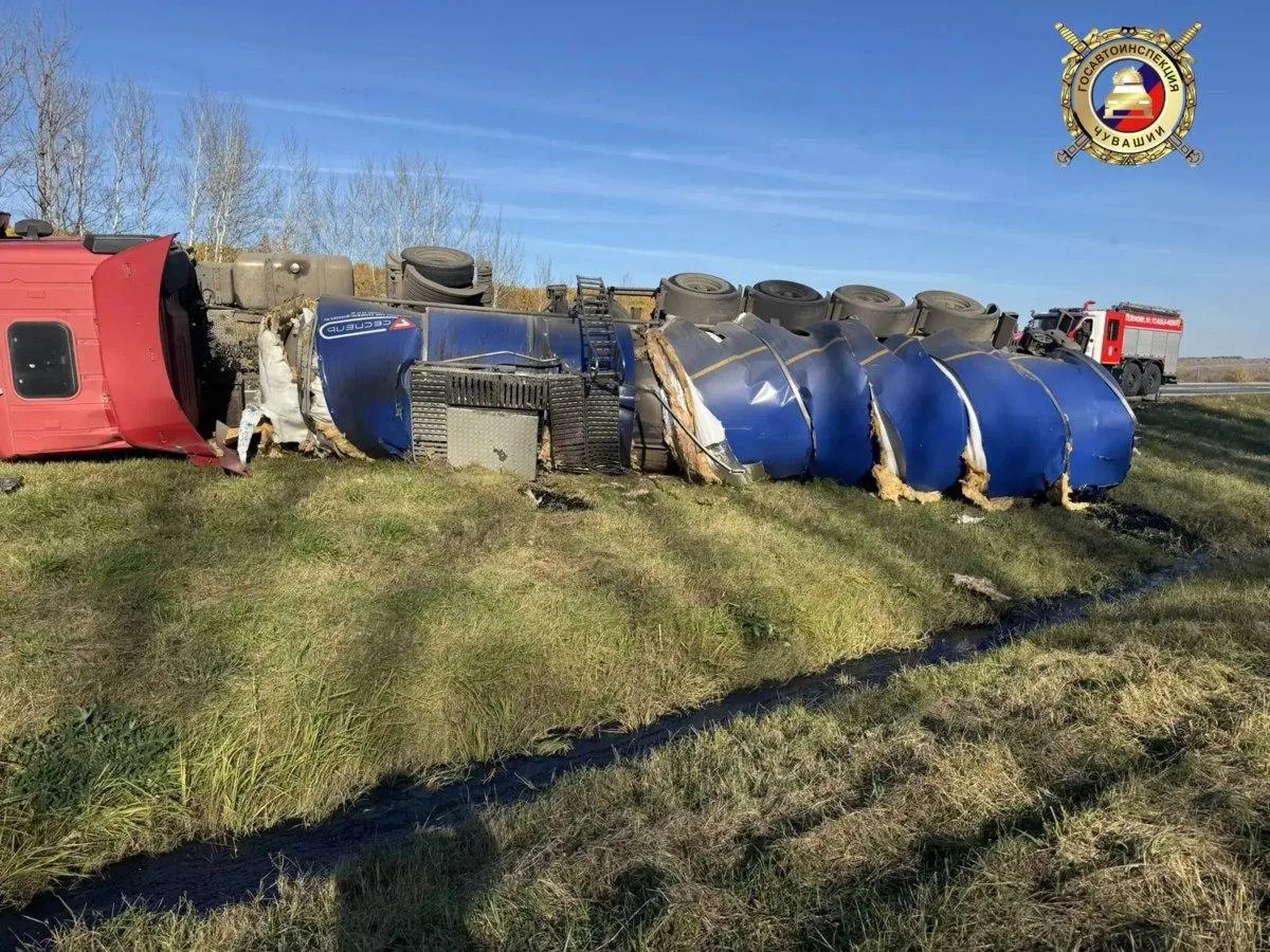 На трассе М‑7 «Волга» рядом с деревней Уразметево (Козловский район) опрокинулась автоц...