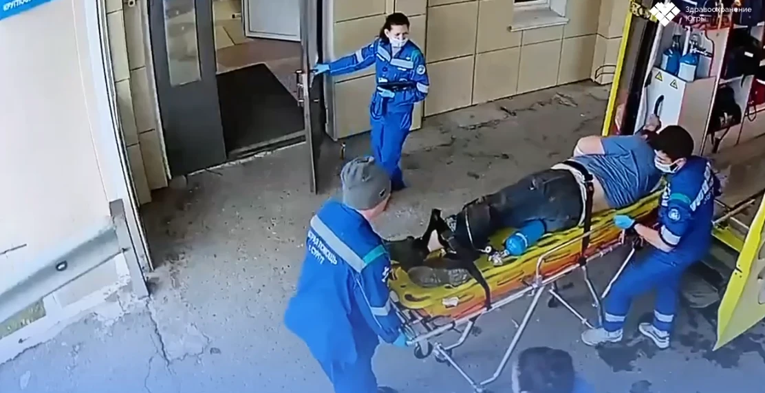 Автомобиль упал на сургутянина по время ремонта