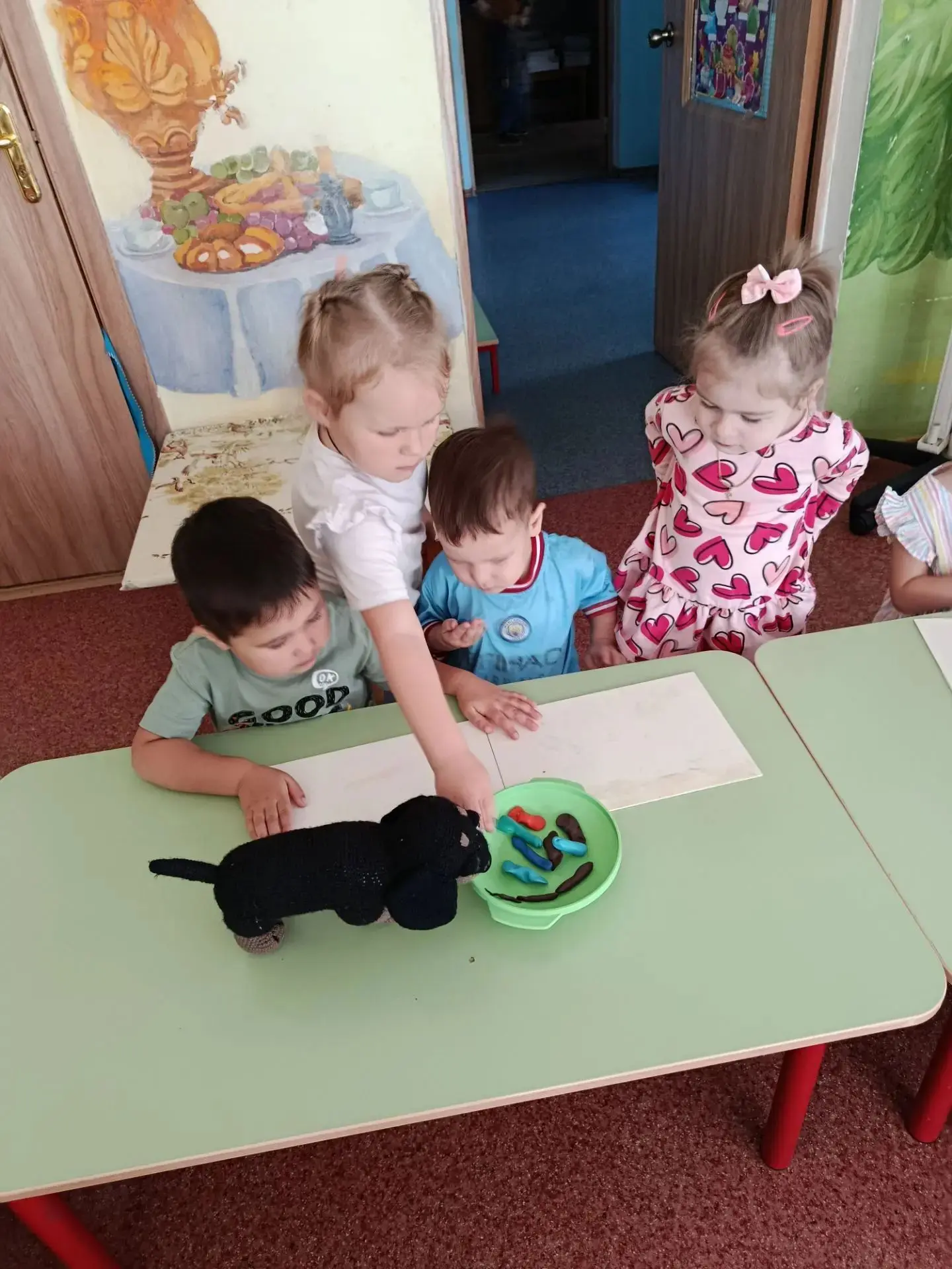 К малышам группы " Цыплята"в гости пришли кошка и собачка. Детишки были им очень рады. ...