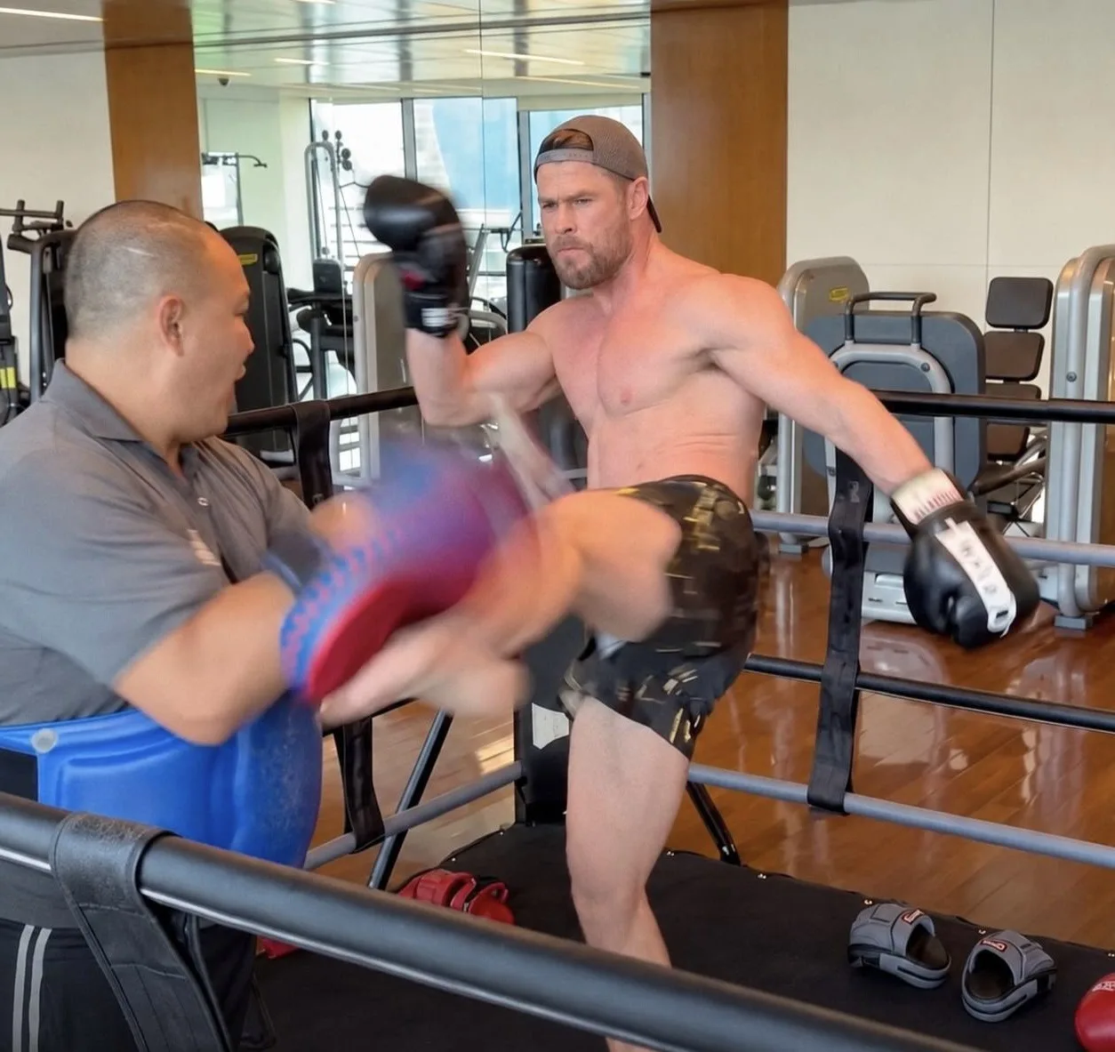 🥊 Крис Хемсворт тренируется в Бангкоке во время съёмок нового боевика 🇹🇭
