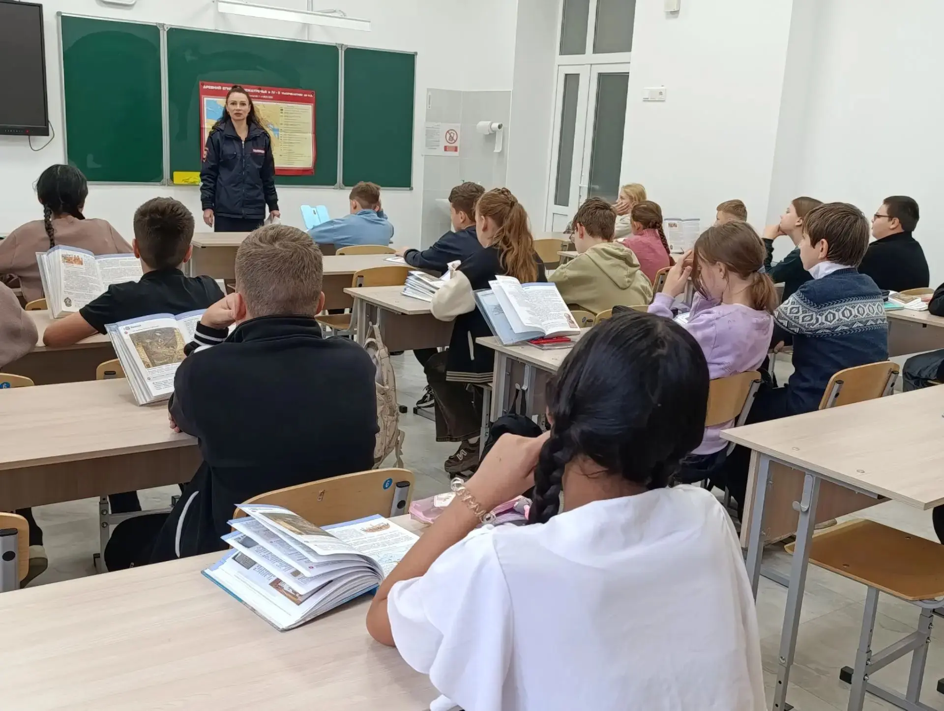 Профилактическая беседа с инспектором ОДН: безопасность и правовая ответственность несо...