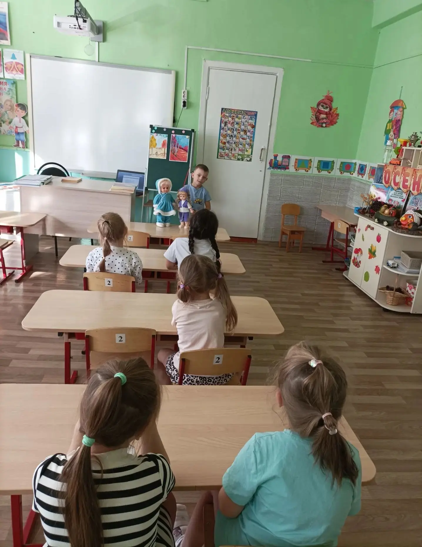 В старшей группе прошло занятие по развитию речи. Обучение рассказыванию : описание кукол.