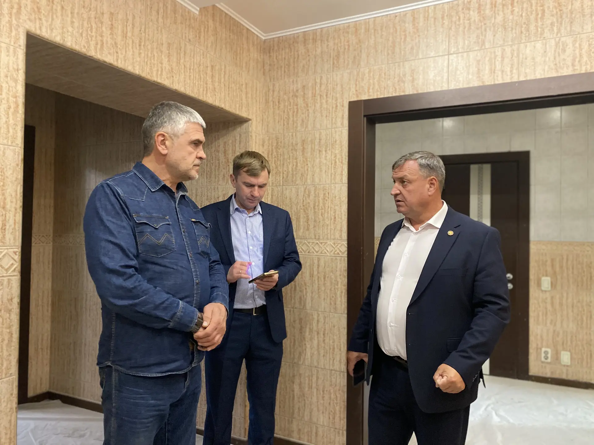 Сегодня совместно с представителями строительной организации осмотрели ход аварийно-вос...