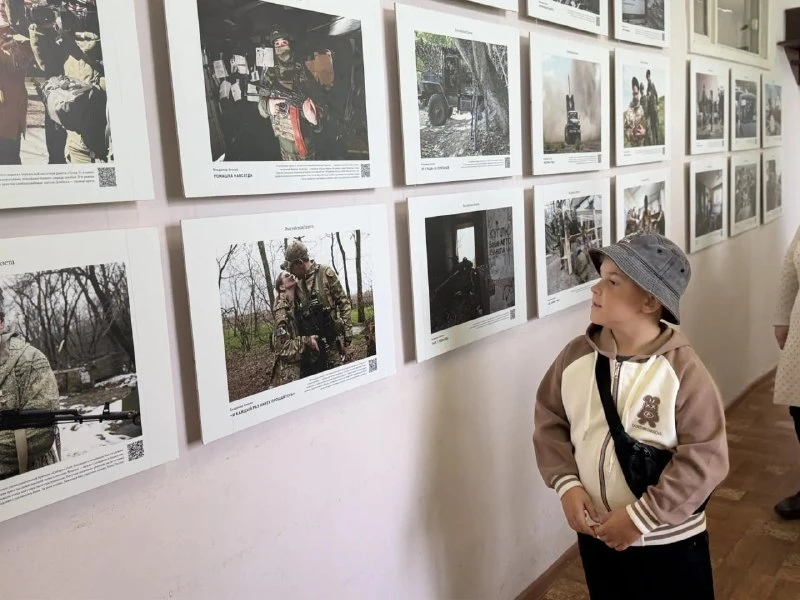В Рассказове открыли фотовыставку о событиях СВО. Экспозиция под названием Хроника спец...
